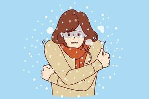 vrouw bevriest staand onder sneeuw in verkoudheid winter het weer, gekleed in trui en behoeften warm jasje vector