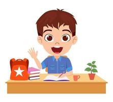 gelukkig schattige jongen jongen karakter plaatsing studie bureau studeren met boeken en tas vector