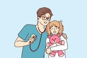 Mens kinderarts knuffels weinig meisje met speelgoed- voordat examen en houdt stethoscoop vector