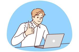 gelukkig jong zakenman zitten Bij bureau werk Aan laptop tonen duim omhoog. glimlachen mannetje werknemer adviseren bedrijf onderhoud. aanbeveling. vector illustratie.