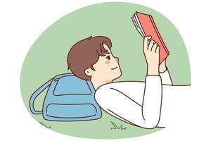 gelukkig vent aan het liegen Aan gras lezing boek. glimlachen kind genieten literatuur. kennis en onderwijs. vector illustratie.