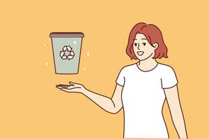 vrouw wordt weergegeven uitschot kan met recycling teken en oproepen voor sorteren vuilnis naar nemen zorg milieu vector