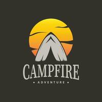 camping logo wild Woud ontwerp buitenshuis avontuur illustratie van bomen en gemakkelijk tent vector