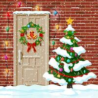 Kerstmis deur decoratie. Ingang naar buitenwijk huis versierd met lauwerkrans, bellen, slinger lichten. vakantie hartelijk groeten. sneeuwvlokken, sneeuwbanken. nieuw jaar en Kerstmis viering. vlak vector illustratie