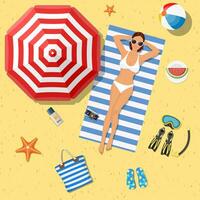 meisje Aan de strand met een bikini. zomer tijd. mooi vrouw vervelend aan het liegen Aan de strand Aan een wit en blauw gestreept handdoek. vector illustratie in vlak stijl