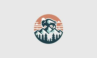 stier Aan berg vector logo vlak ontwerp