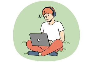 vent zittend Aan gras buitenshuis werken Aan laptop vervelend oortelefoons. gelukkig Mens kom tot rust buiten met computer luister naar muziek- in koptelefoon. vector illustratie.