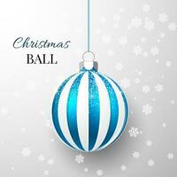 blauw Kerstmis bal met sneeuw effect. Kerstmis glas bal Aan transparant achtergrond. vakantie decoratie sjabloon. vector illustratie