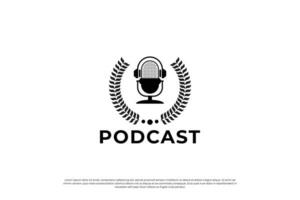 wijnoogst podcast insigne, embleem, etiket logo ontwerp. microfoon icoon, krans element logo concept. vector