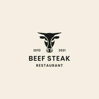 minimalistische wijnoogst rundvlees steak logo ontwerp met koe hoofd vector