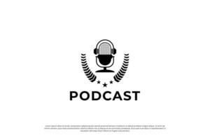 wijnoogst podcast insigne, embleem, etiket logo ontwerp. microfoon icoon, krans element logo concept. vector