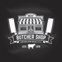 slager vlees winkel insigne of etiket met vlees op te slaan keuken mes. vector wijnoogst typografie logo ontwerp met keuken mes silhouet. elementen Aan de thema van de vlees winkel, markt, restaurant