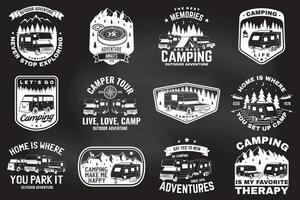 reeks van buitenshuis avontuur citaten. vector. concept voor overhemd of logo, afdrukken, postzegel of tee. wijnoogst ontwerp met bergen, camping aanhangwagen, camper busje en Woud silhouet vector