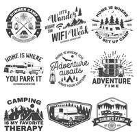 reeks van camping insignes, lappen. camping citaat. vector. concept voor overhemd of logo, afdrukken, postzegel of tee. wijnoogst typografie ontwerp met rv, motor huis, camping aanhangwagen silhouet. vector