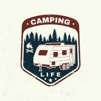 camping. vector. concept voor overhemd of logo, afdrukken, postzegel of tee. wijnoogst typografie ontwerp met camping aanhangwagen en Woud silhouet. vector