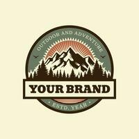 wijnoogst avontuur buitenshuis kenteken. camping embleem logo met berg en boom illustratie vector
