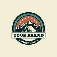 wijnoogst avontuur buitenshuis kenteken. camping embleem logo met berg en boom illustratie vector