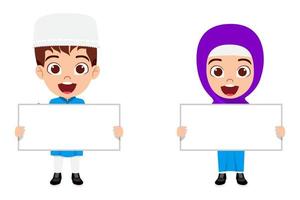 gelukkig schattig mooi moslim arabisch kind jongen en meisje karakter dragen moslim zakelijke outfit hijab en staan en houden leeg bordje vector