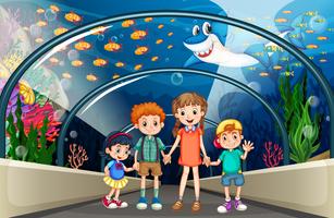 Kinderen bezoeken aquarium vol met vis vector
