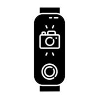 fitness-tracker met camera op display glyph-pictogram. wellness-gadget met foto-optie. modern apparaat met camerabediening op afstand. silhouet symbool. negatieve ruimte. vector geïsoleerde illustratie