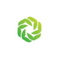 ecologie logo zeshoek blad gedraaid groen vector ontwerp