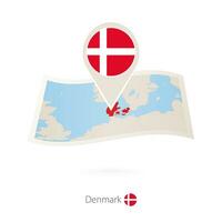 gevouwen papier kaart van Denemarken met vlag pin van Denemarken. vector