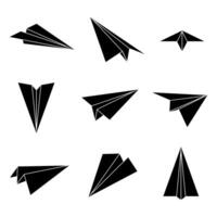 reeks gemakkelijk papier vliegtuigen zwart icoon. wit origami papier vliegtuigen van verschillend hoeken. handgemaakt vliegtuig Aan wit achtergrond. vector illustratie.