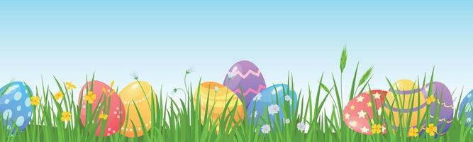 tekenfilm Pasen eieren Aan weide groen gras naadloos grens. voorjaar gazon met geschilderd ei en bloemen. gelukkig Pasen dag jacht vector achtergrond