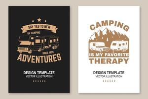 camping is mijn favoriete therapie. affiches, spandoeken, flyers. vector concept voor overhemd of logo, afdrukken, postzegel of tee. wijnoogst typografie ontwerp met rv camper, camping aanhangwagen en berg silhouet