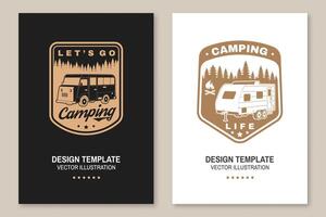 laten we Gaan camping. affiches, spandoeken, flyers. vector concept voor overhemd of logo, afdrukken, postzegel of tee. wijnoogst typografie ontwerp met rv camper en Woud silhouet. camping citaat.