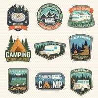 reeks van rv camping insignes, lappen. vector. concept voor overhemd of logo, afdrukken, postzegel of tee. wijnoogst typografie ontwerp met rv camper, camping aanhangwagen silhouet. vector