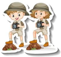 paar kinderen dragen safari-outfit stripfiguursticker vector