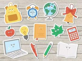 terug naar school kawaii vector sticker pack op houten achtergrond. educatieve clipart set met schattige vlakke stijl lachende objecten. grappige schooltas, potlood, alarm, bel, appelillustratie voor kinderen.