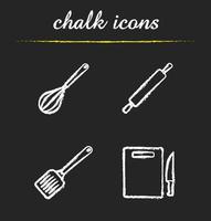 keukengerei krijt iconen set. kook instrumenten. garde, deegroller, spatel en snijplank met mes. geïsoleerde vector schoolbord illustraties