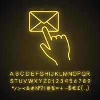 e-mailknop klik op neonlichtpictogram. sms. e-mail app. boodschapper. hand op e-mail knop te drukken. gloeiend bord met alfabet, cijfers en symbolen. vector geïsoleerde illustratie