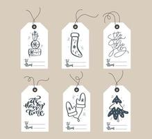 verzameling van kerst en nieuwjaar schattige klaar om cadeau-tags te gebruiken. set kerstcadeaulabels met handgetekende elementen en plaats voor tekst van en naar. vector schets scandinavische illustratie van feestdagen