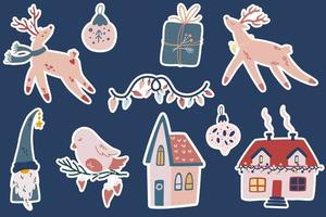 kerst stickers. herten, schattige huisjes, vogels en kerstboomspeelgoed. hygge-elementen in Scandinavische stijl. perfect voor wenskaarten, uitnodigingen, flayers. vector cartoon vakantie illustratie.