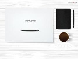 bovenaanzicht papier achtergrond van werkruimte met koffiekopje, zwart notitieboekje en metallic potlood op wit hout. vector. vector