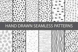 set van naadloze abstracte handgetekende naadloze patronen. doodle patronen. zwarte en witte achtergronden. voor textiel, papier, verpakkingen. behang.