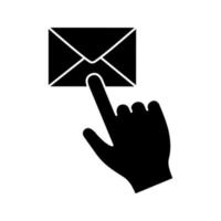 e-mailknop klik op het glyph-pictogram. sms. e-mail app. boodschapper. hand op e-mail knop te drukken. silhouet symbool. negatieve ruimte. vector geïsoleerde illustratie