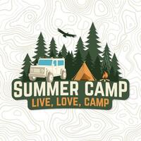 zomer kamp. live, liefde, kamp lapje. vector. concept voor insigne, overhemd of logo, afdrukken, stempel, kleding of tee. wijnoogst typografie ontwerp met rv aanhangwagen, camping tent, kampvuur en Woud silhouet. vector