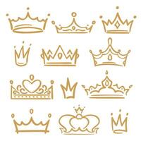 goud schetsen kronen. divers Koninklijk accessoires voor koningin en koning, prins en prinses. hand- getrokken diademen vector