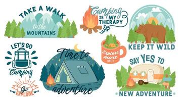camping, wandelen en buitenshuis avontuur motivatie citaten en elementen. reizen slogans met bergen, Woud, tent en kampvuur vector reeks