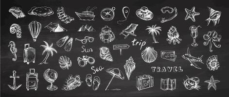 hand- getrokken schetsen reeks van reizen pictogrammen Aan schoolbord achtergrond. toerisme en camping avontuur pictogrammen. vector