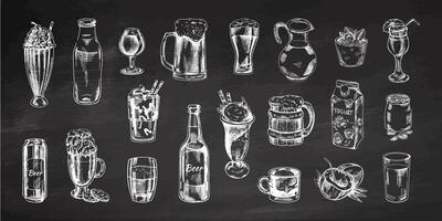 een reeks van hand getekend schetsen van drankjes Aan schoolbord achtergrond. vector illustratie in wijnoogst stijl. dranken. mooi zo voor de menu.