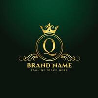 brief q sier- logo concept met gouden kroon vector