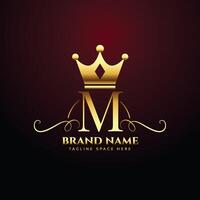 brief m monogram logo met gouden kroon ontwerp vector