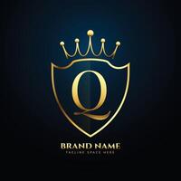 brief q kroon tiara logo concept gouden ontwerp vector