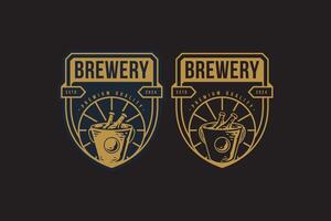 bier fles en emmer logo ontwerp voor bar en brouwen bedrijf label, teken, symbool of merk identiteit vector