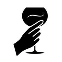 hand met glas wijn glyph icoon. glas alcoholische drank. wijn dienst. glaswerk. feest, feest. bruiloft. Proost. silhouet symbool. negatieve ruimte. vector geïsoleerde illustratie